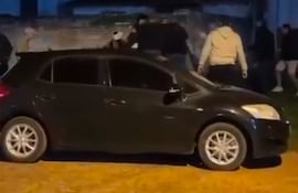 Momento de la agresión al hermano de un candidato a concejal cartista.
