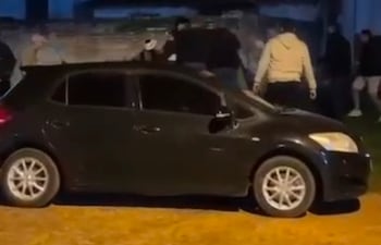 Momento de la agresión al hermano de un candidato a concejal cartista.