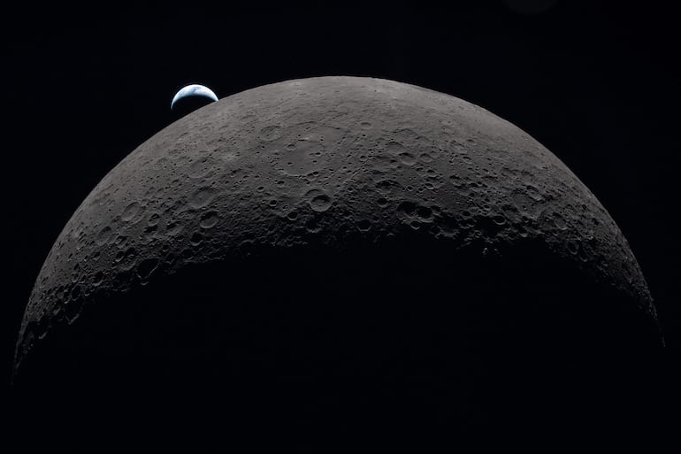 Esta imagen difundida el 7 de abril de 2026 por la NASA muestra la Tierra poniéndose sobre el curvado limbo de la Luna a las 18:41 EDT (22:41 GMT) del 6 de abril de 2026, tal como fue vista desde la nave espacial Orion.