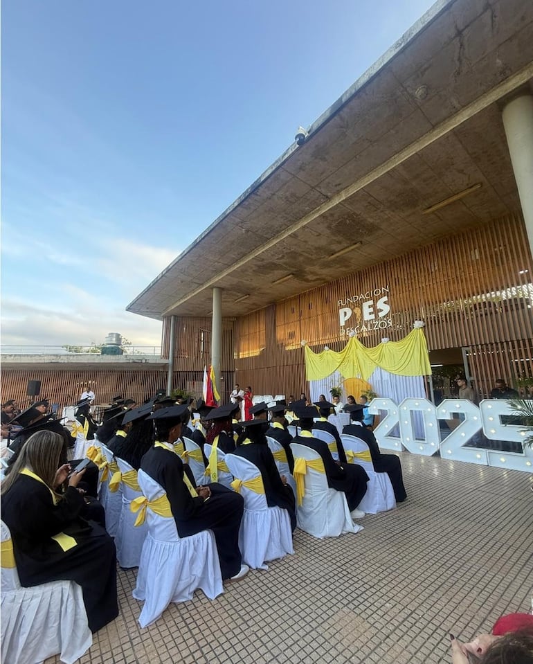 415 estudiantes de los colegios Pies Descalzos en La Guajira, Barranquilla, Quibdó y Cartagena terminaron sus estudios secundarios. (Instagram/Shakira)