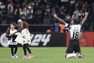 Paulinho de Corinthians se despide de los aficionados este martes, en un partido de la fase de grupos de la Copa Sudamericana entre Corinthians y Racing en el estadio Neo Quimica Arena en Sao Paulo (Brasil).