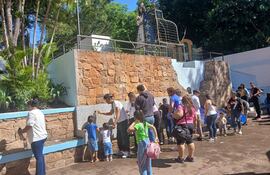 Los peregrinos llegan hasta el Tupasy Ykuá para refrescarse, renovar fuerzas y continuar su camino de fe hacia la Basílica de Caacupé.