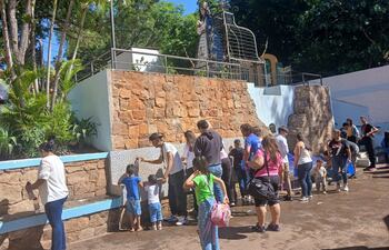 Los peregrinos llegan hasta el Tupasy Ykuá para refrescarse, renovar fuerzas y continuar su camino de fe hacia la Basílica de Caacupé.