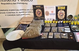 Mesa con las evidencias de microtráfico que fueron incautadas en el barrio La Encarnación de Asunción.