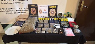 Mesa con las evidencias de microtráfico que fueron incautadas en el barrio La Encarnación de Asunción.