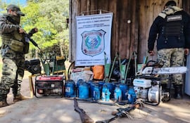 Dos agentes antidrogas custodian las evidencias incautadas.