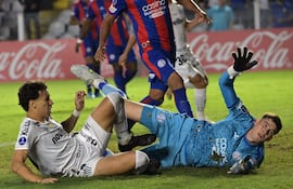 El portero paraguayo Orlando Gill no puede evitar la caída de su valla en el empate de su equipo San Lorenzo ante Santos en Brasil.