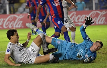 El portero paraguayo Orlando Gill no puede evitar la caída de su valla en el empate de su equipo San Lorenzo ante Santos en Brasil.