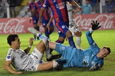 El portero paraguayo Orlando Gill no puede evitar la caída de su valla en el empate de su equipo San Lorenzo ante Santos en Brasil.