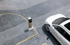 Auto eléctrico se está cargando.