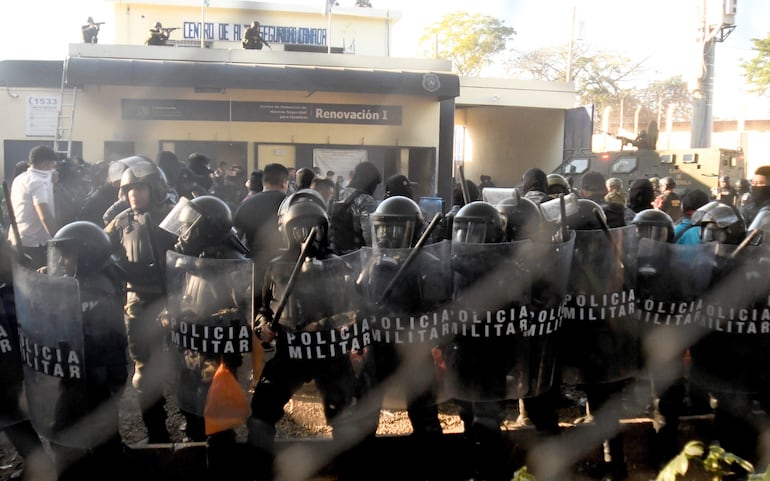 Integrantes de las Fuerzas Especiales y del Ejército participan en el operativo para tomar el control de la cárcel de máxima seguridad denominada 'Renovación I' este domingo, en Escuintla (Guatemala). EFE
