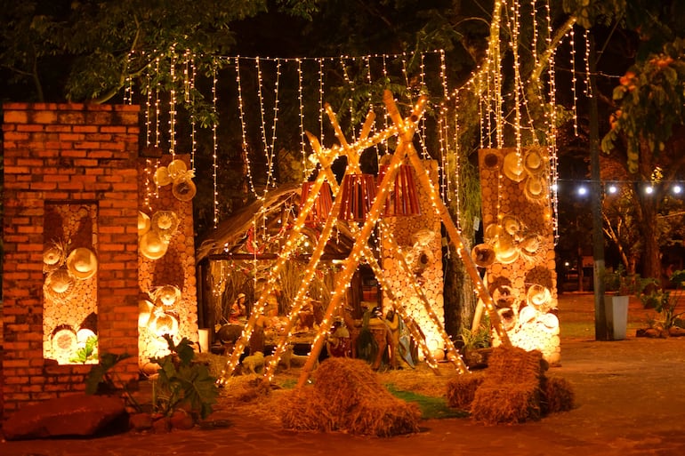 Pesebre “Ñandejára Ray Renda”, expuesto en la plaza Mariscal Estigarribia de Santa Rosa.