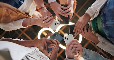 Personas usando sus smartphones, mirando sus redes sociales, imagen ilustrativa.