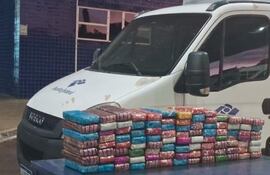 El cargamento de marihuana estaba escondido en el doble fondo del vehículo.