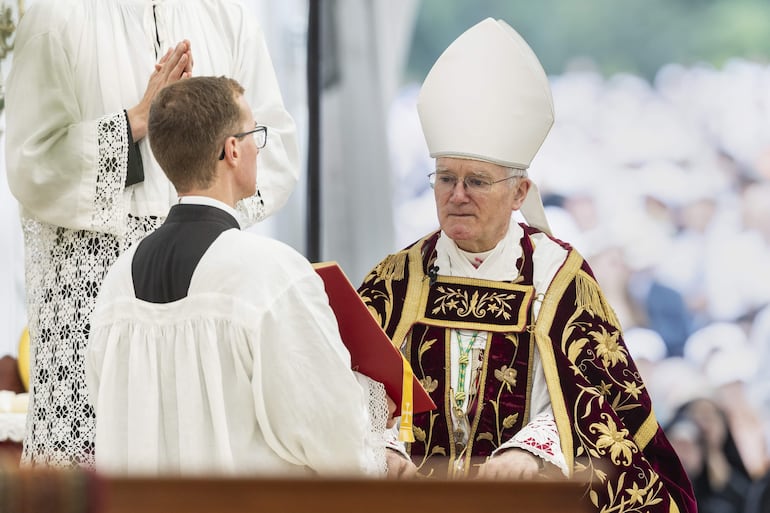 El obispo y exsuperior general de la Fraternidad de San Pío X (FSSPX), Bernard Fellay (d), celebra la misa durante la consagración episcopal de varios sacerdotes en Ecône, cerca de Sion (Suiza).