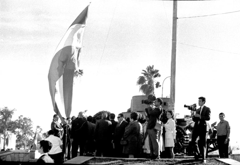 Izamiento de la bandera gigante.