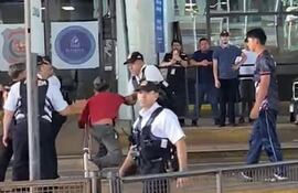 Uno de los menores de edad forcejea con personal del Área Naval del Este tras la aprehensión de su padre.