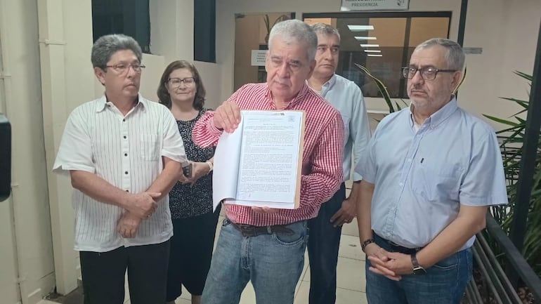 Unión de Jubilados del Paraguay, encabezados por Pedro Halley, presentan ante el TSJE la iniciativa "IPS sin políticos"
