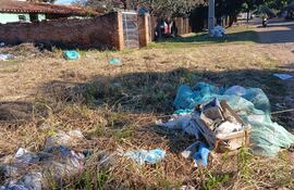 Asi se ven las bolsas de basura esparcida en el barrio San Blas.