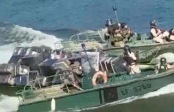 Agentes de seguridad patrullan la frontera fluvial tras un tiroteo con contrabandistas en una operación de control.