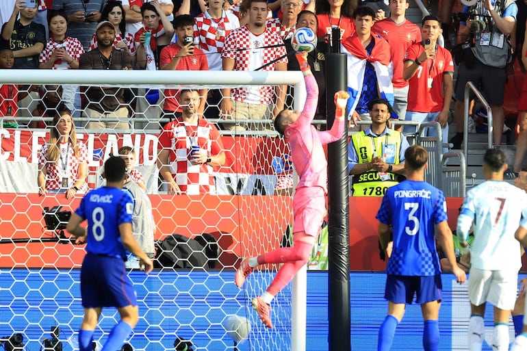 Dominik Livakovic de Croacia ataja un balón este jueves, en un partido del Mundial de la FIFA 2026 entre Portugal y Croacia en el estadio BMO en Toronto (Canadá).