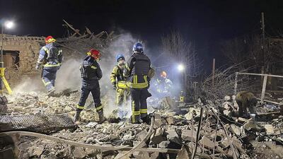 Bomberos en el sitio de un bombardeo ruso en el distrito de Pokrovsky, en la región ucraniana de Donetsk, el pasado sábado.