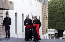Los cardenales Manuel Clemente (L) y Antonio Augusto Dos Santos Marto (R).