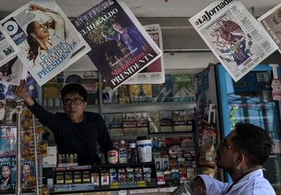 Titulares de periódicos en México.