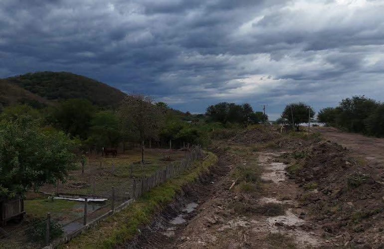 Limpieza de canales de agua en Fuerte Olimpo