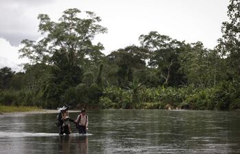 Luis, un migrante venezolano de 25 años, carga a su hijo Matías Infante de 1 año junto a su esposa Sharon Morales de 19 años a través del río Tuquesa, luego de atravesar la selva del Darién, este jueves en el Darien (Panamá). El director de la Aecid, Antón Leis, visitó esta semana el poblado al que llegan a diario cientos de migrantes tras atravesar durante días la peligrosa selva del Darién, la frontera natural entre Colombia y Panamá, donde recordó que nadie "recorre miles de kilómetros por capricho y mucho menos para cometer delitos", sino porque huyen de guerras, hambre o miseria, las causas profundas de la crisis migratoria global.