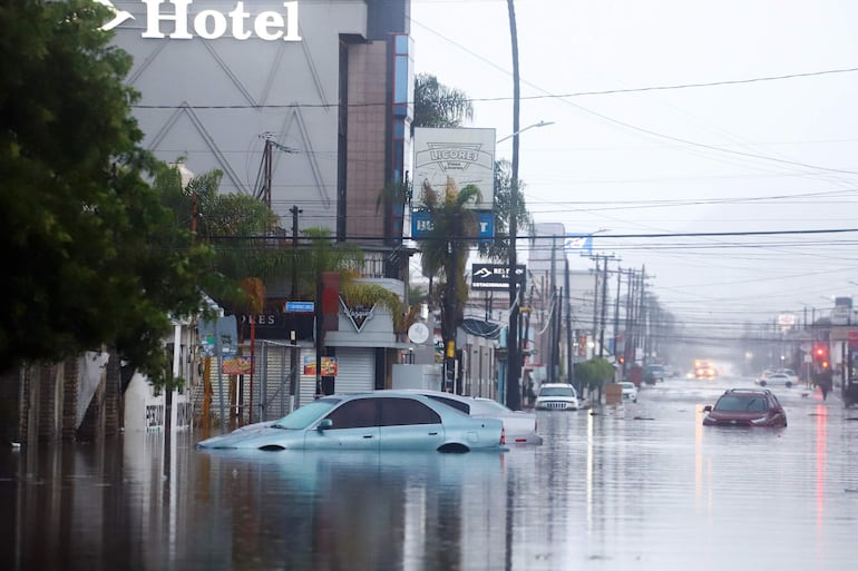 MEX5382. ENSENADA (MÉXICO), 12/10/2026.- Fotografía que muestra una vía inundada este domingo, en Ensenada, Baja California (México). Una menor fue localizada sin vida y otras diez personas permanecen desaparecidas en el estado mexicano de Baja California (noroeste), tras las afectaciones provocadas por el huracán Rachel en el Pacífico, informó este lunes la gobernadora estatal, Marina del Pilar Ávila. EFE/ Alejandro Zepeda
