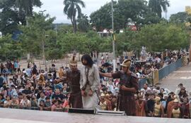 Viacrucis viviente emociona a más de 5.000 personas en Caacupé