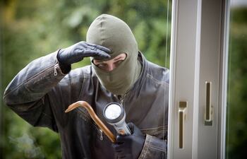 Blindex Antirrobo cuenta con una extraordinaria resistencia ante intentos de intrusión o vandalismo.