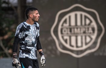 Gastón Olveira, futbolista de Olimpia, en el entrenamiento del plantel en la Villa Olimpia, en Fernando de la Mora, Paraguay.