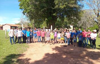 Los padres de familia afectados por la falta de un docente del 5.º grado se manifestaron frente a la Escuela Sagrado Corazón de Jesús.