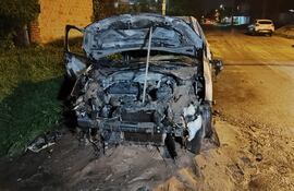 Este automóvil se incendió en plena calle en el barrio Laguna Grande de la ciudad Luque.