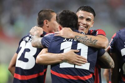 Matías Damián “Daddy Yankee” Pérez abraza a Juan Manuel Iturbe, autor del gol con el que Cerro Porteño derrotó por 1-0 a Sporting Cristal en Lima, por la Copa Libertadores.