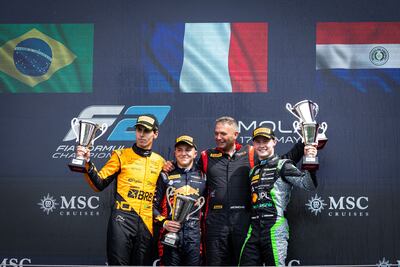 Una imagen inolvidable y motivo de orgullo para el Paraguay. Joshua Duerksen subiendo a su primer podio en la FIA Fórmula 2, ayer en Imola.