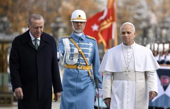 El papa León XIV (d) es recibido por el presidente de Turquía, Recep Tayyip Erdogan (i) con honores de jefe de Estado.