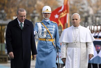 El papa León XIV (d) es recibido por el presidente de Turquía, Recep Tayyip Erdogan (i) con honores de jefe de Estado. 