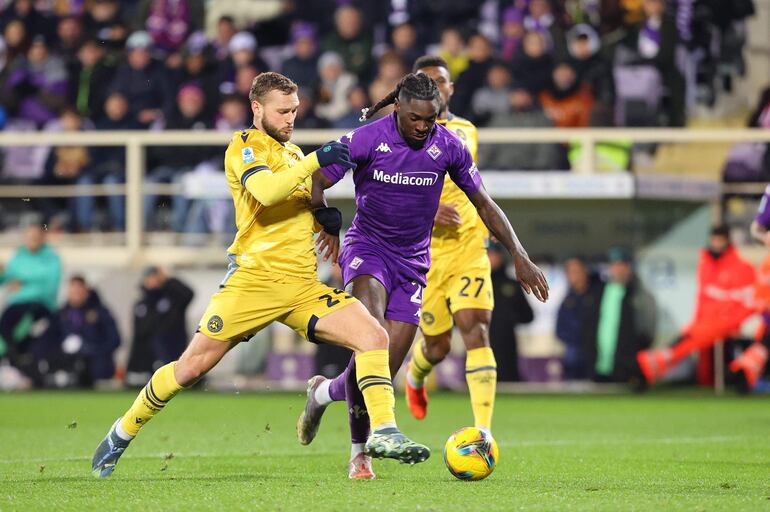 Jesper Karlstrom pelea la posesión del balón con el delantero del Fiorentina, Moise Kean, durante el partido de ayer.