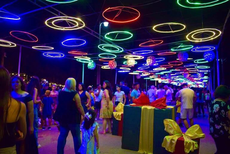 Las luces LED y los regalos gigantes también son una de las nuevas atracciones que cautivan a grandes y chicos.