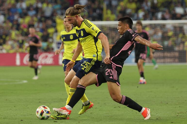 El paraguayo Diego Gómez (d), futbolista del Inter Miami, pelea el balón en un partido frente al Nashville SC por la Major League Soccer en el GEODIS Park, en Nashville, Tennessee.
