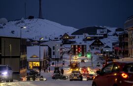 Vehículos circulan por una carretera helada en Nuuk, Groenlandia. Las Fuerzas Armadas danesas están intensificando su presencia y entrenamiento en Groenlandia y sus alrededores con las autoridades groenlandesas y los aliados de la OTAN, según el Ministerio de Defensa danés.