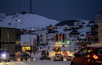 Vehículos circulan por una carretera helada en Nuuk, Groenlandia. Las Fuerzas Armadas danesas están intensificando su presencia y entrenamiento en Groenlandia y sus alrededores con las autoridades groenlandesas y los aliados de la OTAN, según el Ministerio de Defensa danés.