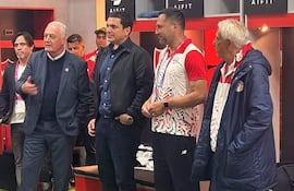 Gustavo Alfaro, entrenador de Paraguay, saludó a los jugadores de la selección nacional Sub 20 en el vestuario del estadio Marcelo Bielsa luego del triunfo sobre Argentina en un partido por la primera fecha del Grupo B de los Juegos Odesur 2026, en Rosario, Argentina.