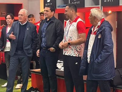 Gustavo Alfaro, entrenador de Paraguay, saludó a los jugadores de la selección nacional Sub 20 en el vestuario del estadio Marcelo Bielsa luego del triunfo sobre Argentina en un partido por la primera fecha del Grupo B de los Juegos Odesur 2026, en Rosario, Argentina.