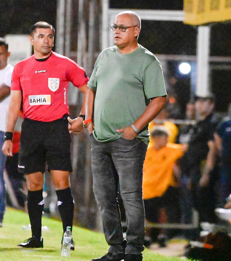 Francisco "Chiqui" Arce, técnico de Guaraní, se mostró disconforme con la actuación arbitral y dolido por la derrota.