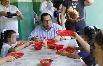 El ministro de Desarrollo Social, Tadeo Rojas, en una escuela se sirve un almuerzo del programa Hambre Cero.
