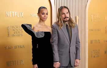 Zoe Saldaña y Marco Perego llegaron de la manito a la 31ª edición anual de los Screen Actors Guild Awards (SAG) en el Shrine Auditorium y Expo Hall.